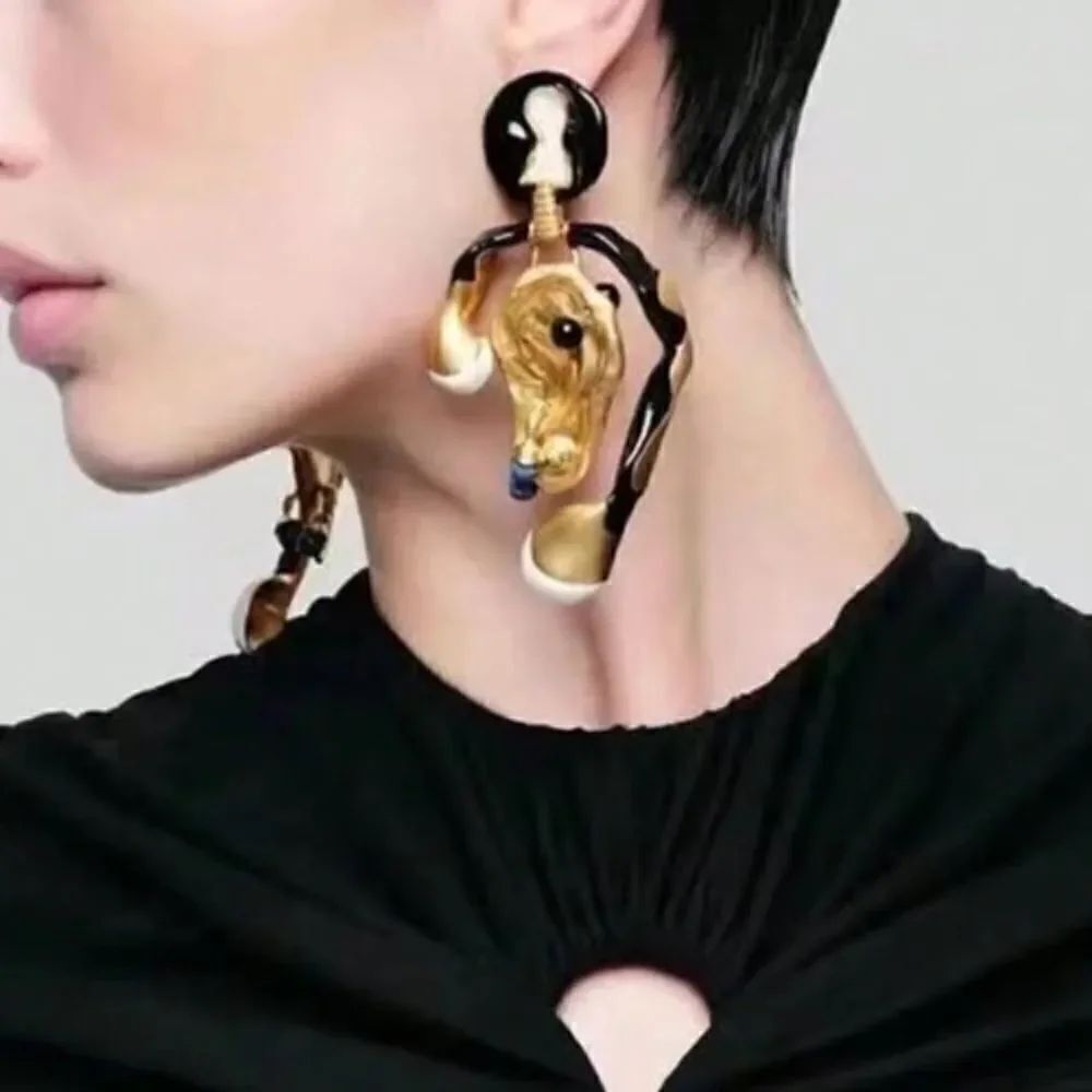 Statement ear shape earrings A959